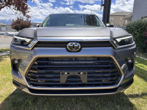Used 2025 Toyota Grand Highlander AWD Hybrid image 13