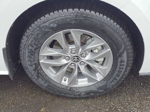Used 2024 Toyota Sienna XLE w/ XLE Plus Package AWD/4WD image 9