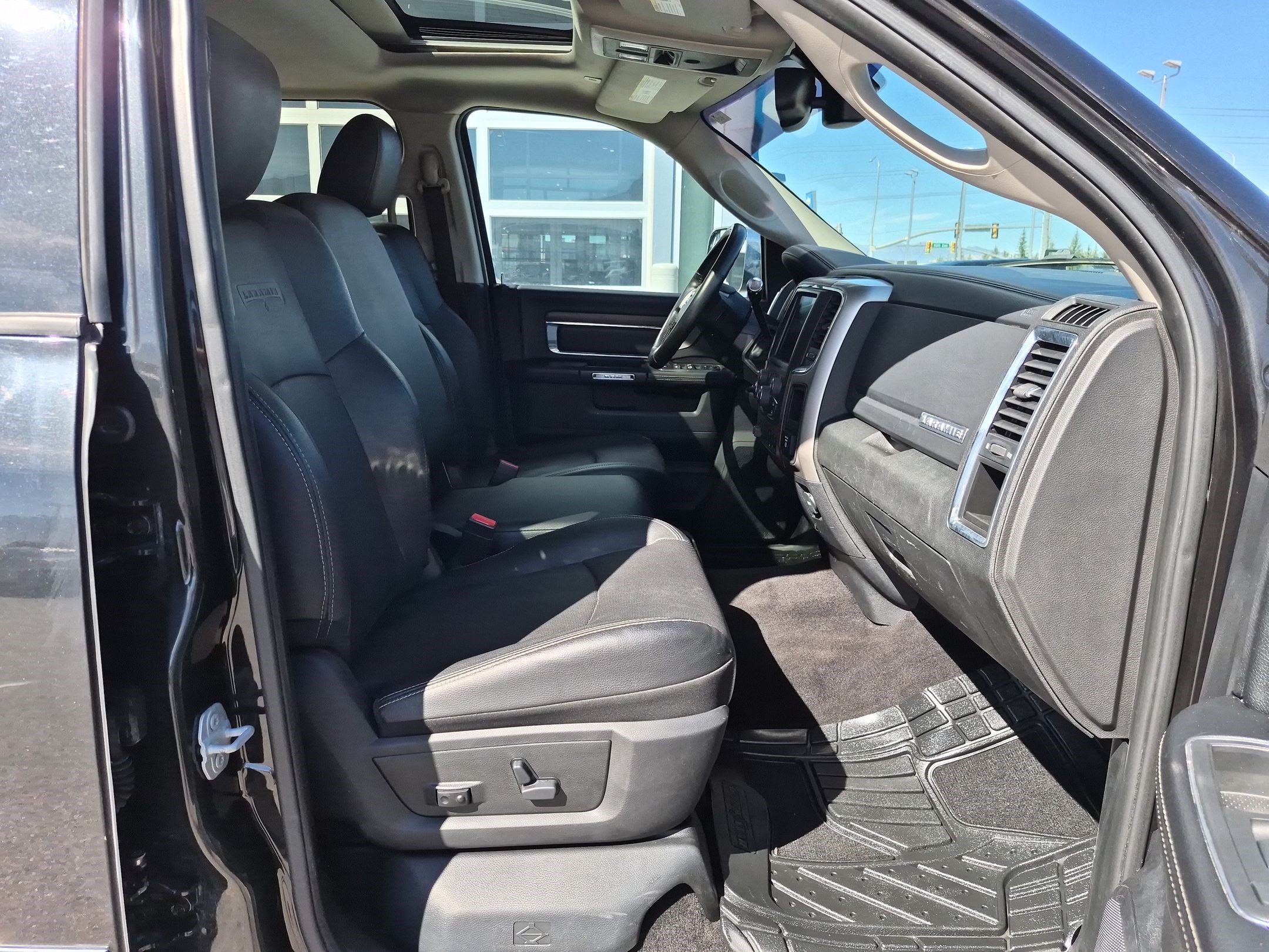 Used 2017 RAM 2500 Laramie AWD/4WD image 32