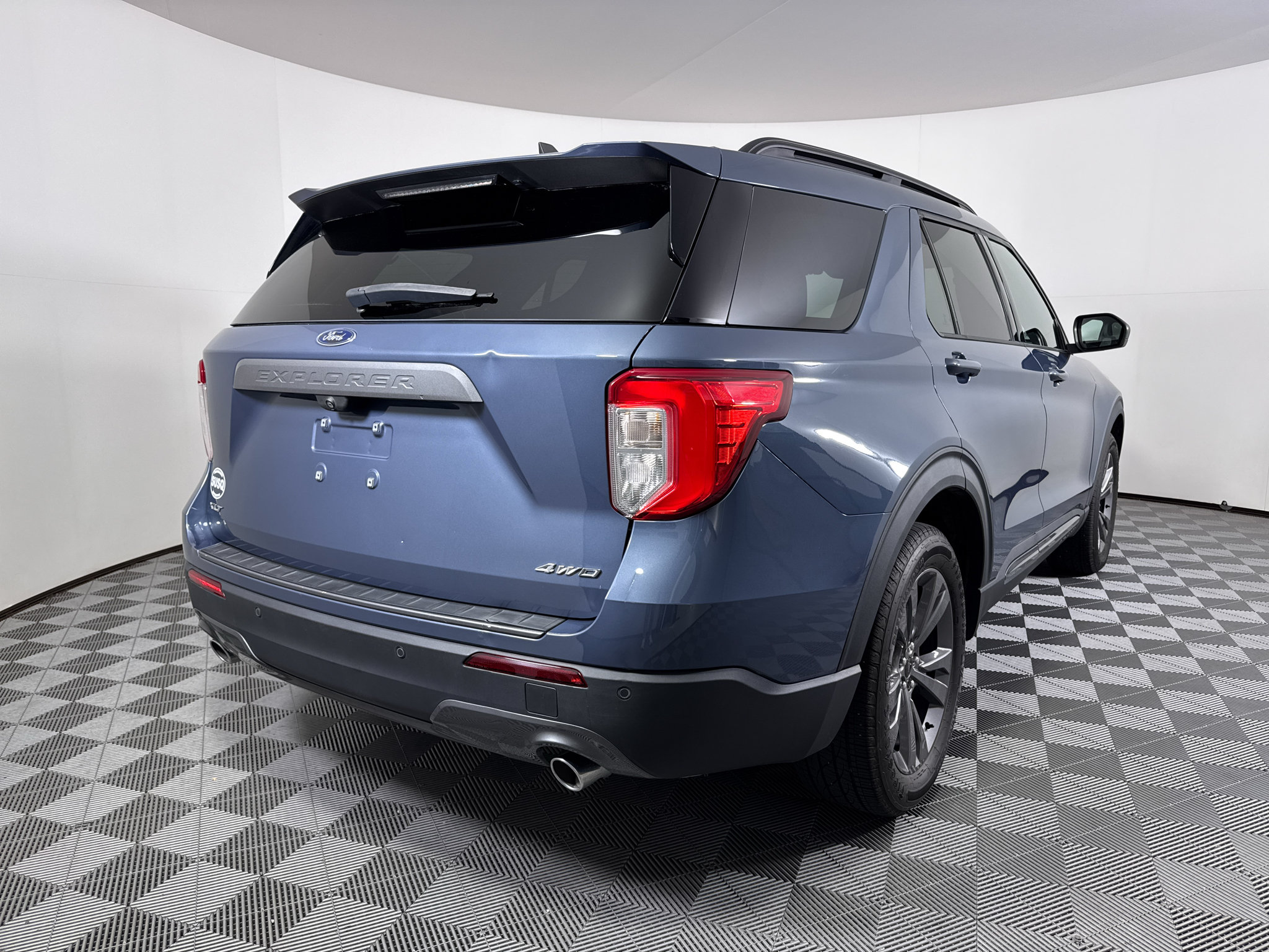 Used 2021 Ford Explorer XLT w/ Equipment Group 202A AWD/4WD image 17