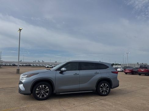Used 2021 Toyota Highlander XLE FWD image 12