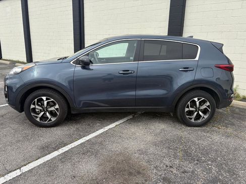 Used 2022 Kia Sportage LX AWD/4WD image 2