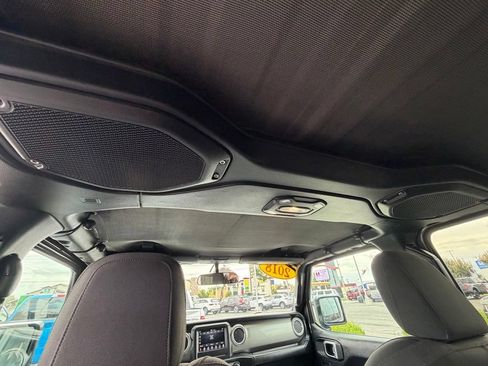 Used 2018 Jeep Wrangler Unlimited Sahara AWD/4WD image 35