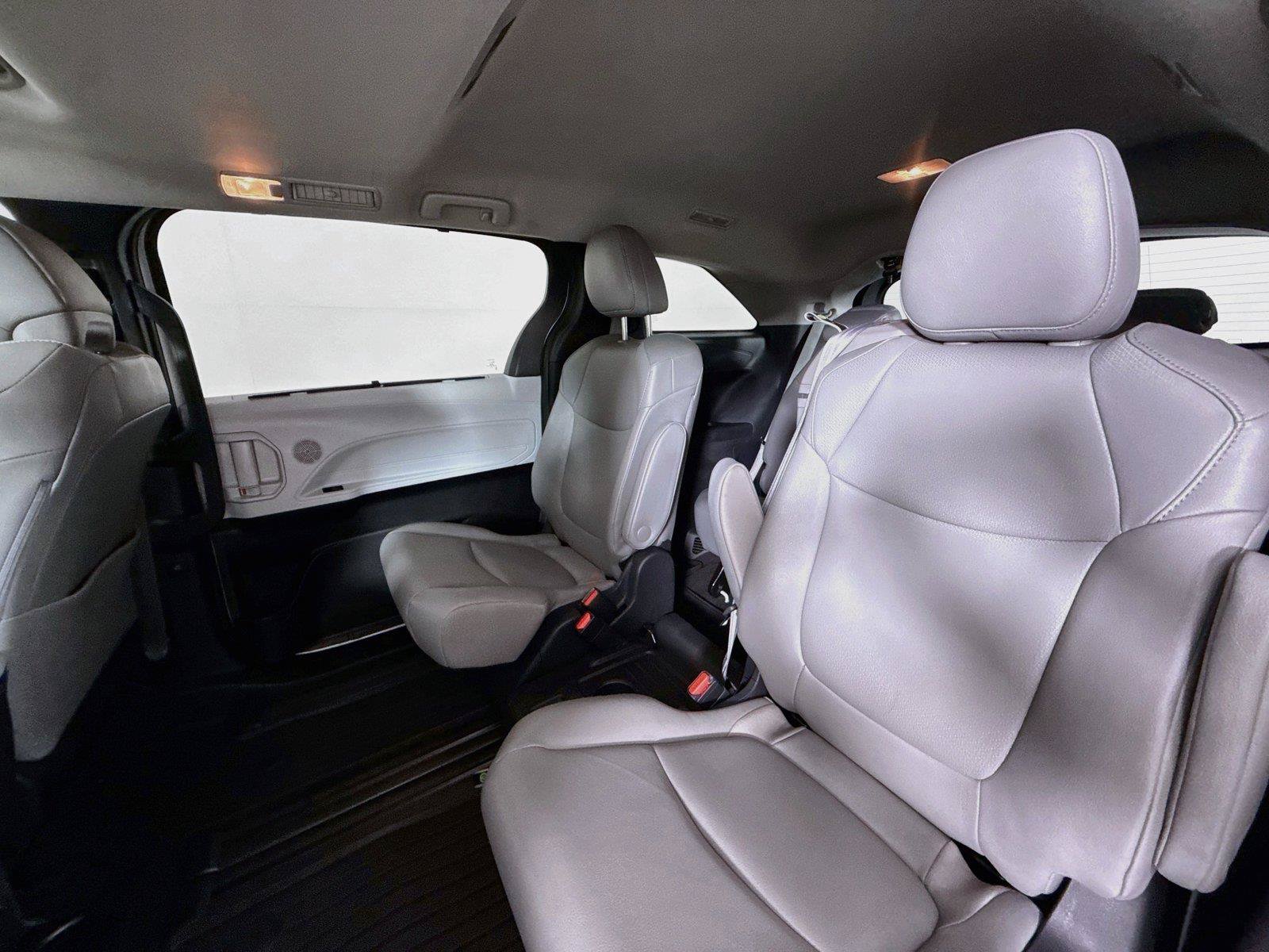 Certified 2025 Toyota Sienna XLE FWD image 30