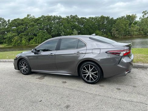 Used 2023 Toyota Camry SE image 3