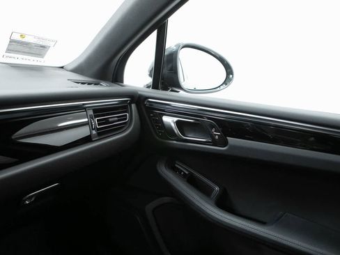 Certified 2026 Porsche Macan AWD/4WD image 31