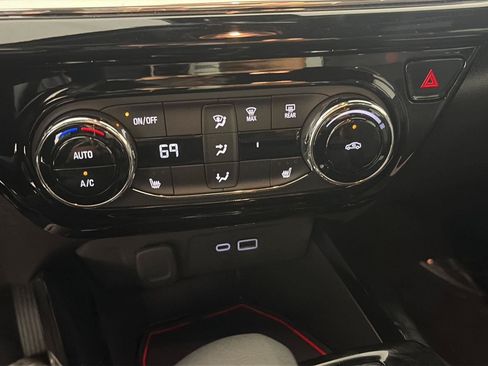 Used 2025 Chevrolet Trax RS FWD image 11
