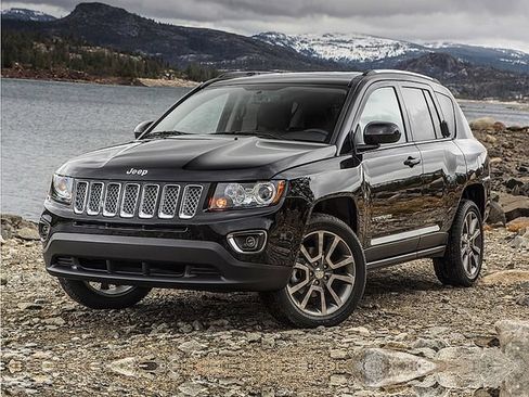 Used 2017 Jeep Compass Latitude FWD image 1
