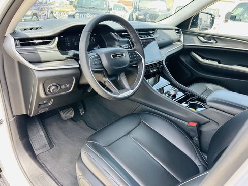 Used 2023 Jeep Grand Cherokee Limited w/ Black Appearance Package AWD/4WD image 17