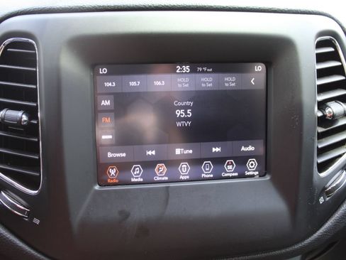 Used 2020 Jeep Compass Latitude FWD image 12