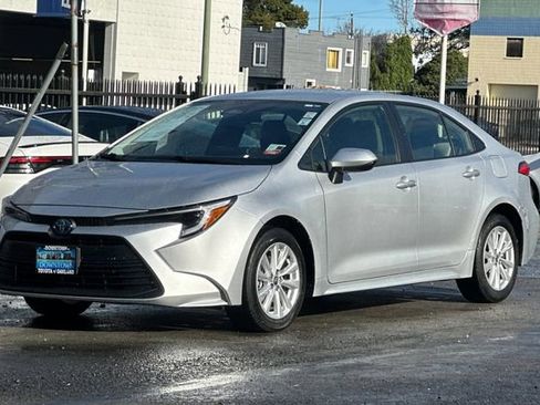 Used 2024 Toyota Corolla LE w/ LE Convenience Package image 8