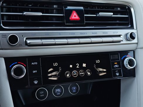 Used 2025 Genesis G70 2.5T image 35