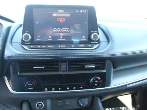 Used 2023 Nissan Rogue SV FWD image 13