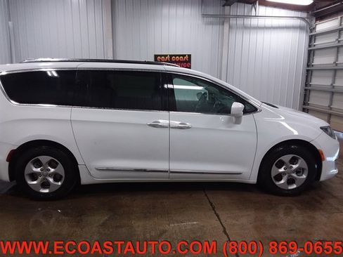 Used 2018 Chrysler Pacifica Touring-L image 2