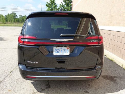 Used 2024 Chrysler Pacifica Touring-L FWD image 9