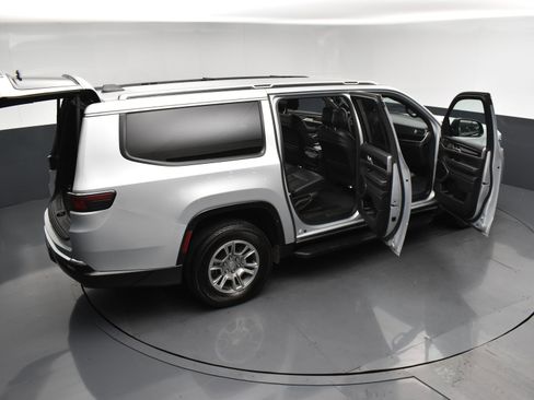 Used 2024 Jeep Wagoneer L 4WD image 31