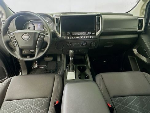 Used 2025 Nissan Frontier SV image 16
