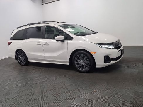 New 2026 Honda Odyssey Touring image 4