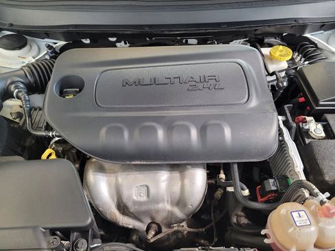 Used 2019 Jeep Cherokee Latitude Plus w/ Comfort/Convenience Group FWD image 30