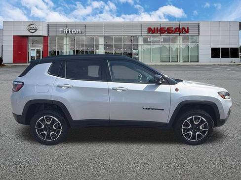 Used 2025 Jeep Compass Trailhawk AWD/4WD image 8