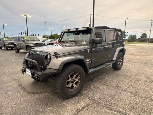 Used 2014 Jeep Wrangler Unlimited Sahara w/ Connectivity Group AWD/4WD image 8