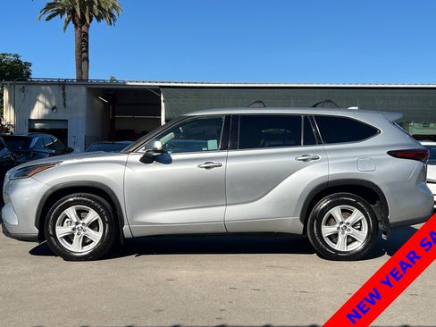 Used 2021 Toyota Highlander LE image 7