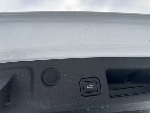 Used 2023 Chevrolet Equinox Premier image 28