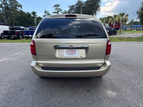 Used 2005 Chrysler Town & Country FWD image 31