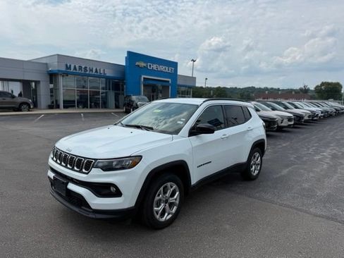 Used 2025 Jeep Compass Latitude AWD/4WD image 3