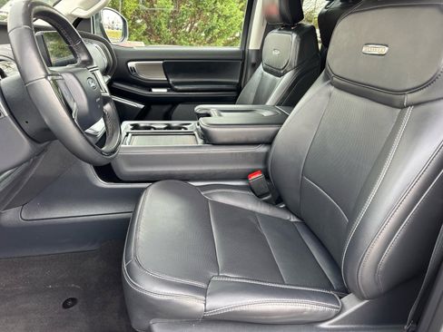 Used 2025 Ford Expedition Platinum image 18