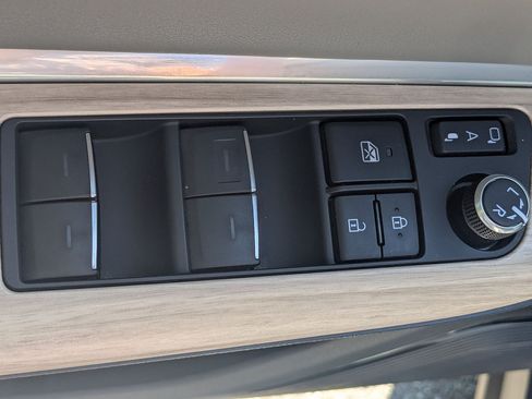 Certified 2024 Toyota Venza Limited AWD/4WD image 12