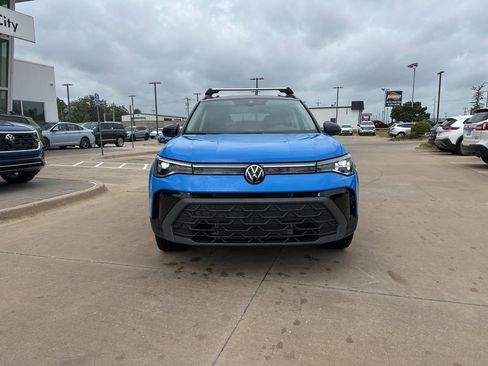 Used 2025 Volkswagen Taos SE AWD/4WD image 2
