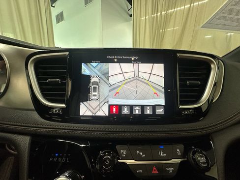 Used 2025 Chrysler Pacifica Pinnacle FWD image 26