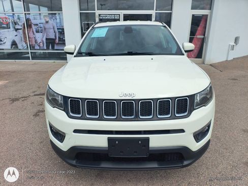 Used 2017 Jeep Compass Latitude image 3