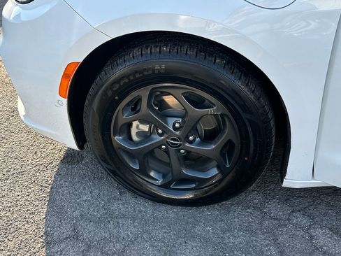 Used 2022 Chrysler Pacifica Limited w/ Uconnect Theater Family Group image 11