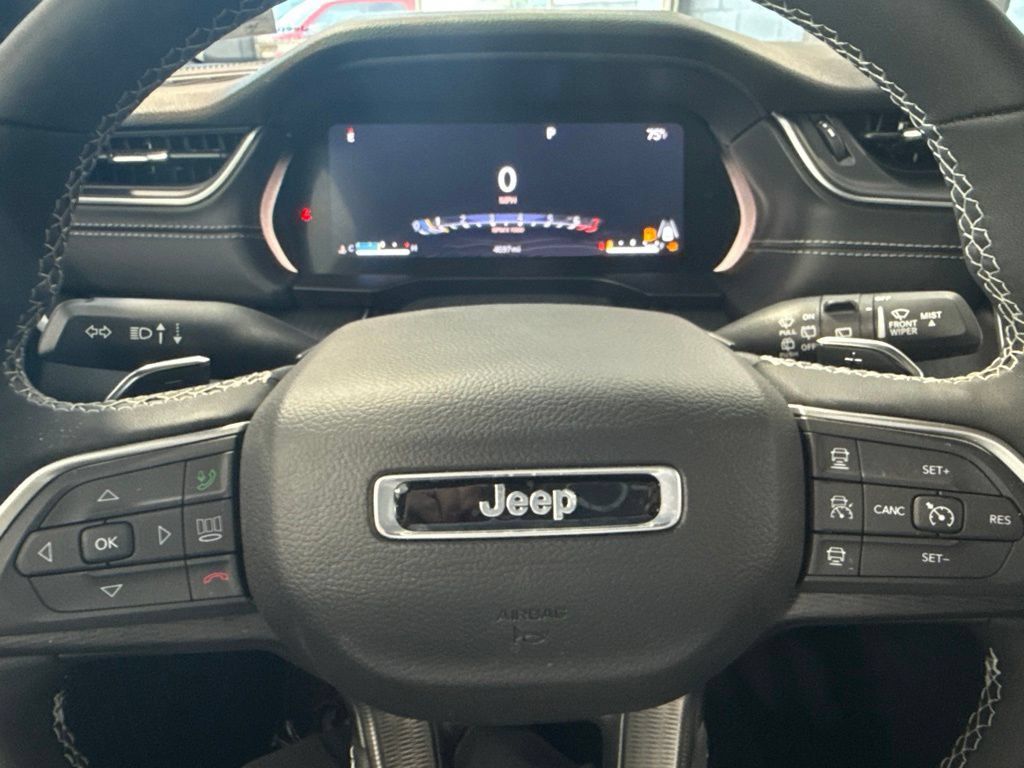 Used 2025 Jeep Grand Cherokee Altitude AWD/4WD image 19