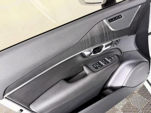 Used 2020 Volvo XC90 T6 Momentum w/ Protection Package Premier image 31