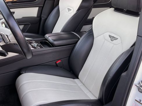 Used 2021 Bentley Bentayga Plug-In Hybrid AWD/4WD image 16