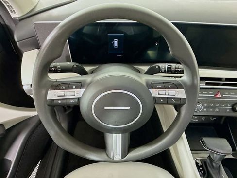 Certified 2025 Hyundai Tucson SE image 13