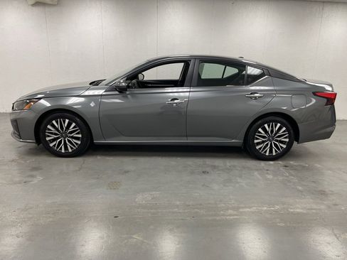 Used 2023 Nissan Altima 2.5 SV image 2