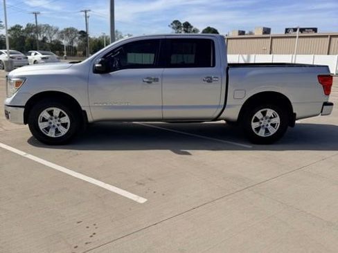 Used 2018 Nissan Titan SV w/ SV Convenience Package image 2