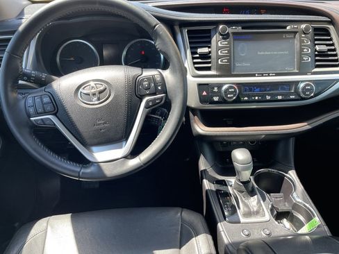 Used 2017 Toyota Highlander Plus w/ Carpet Mat Package AWD/4WD image 15