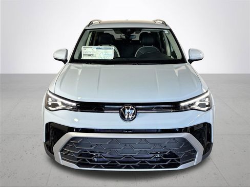 New 2025 Volkswagen Taos SE image 3