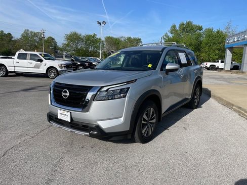 Used 2025 Nissan Pathfinder SL AWD/4WD image 3