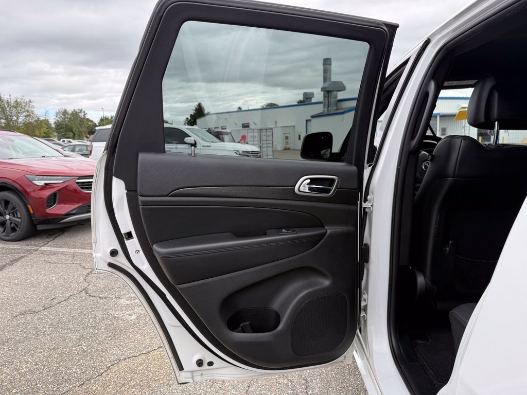 Used 2018 Jeep Grand Cherokee Altitude RWD image 32