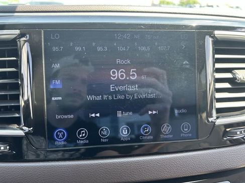 Used 2017 Chrysler Pacifica Touring-L Plus FWD image 12