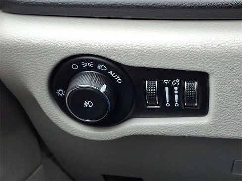 Used 2024 Chrysler Pacifica Touring-L image 24