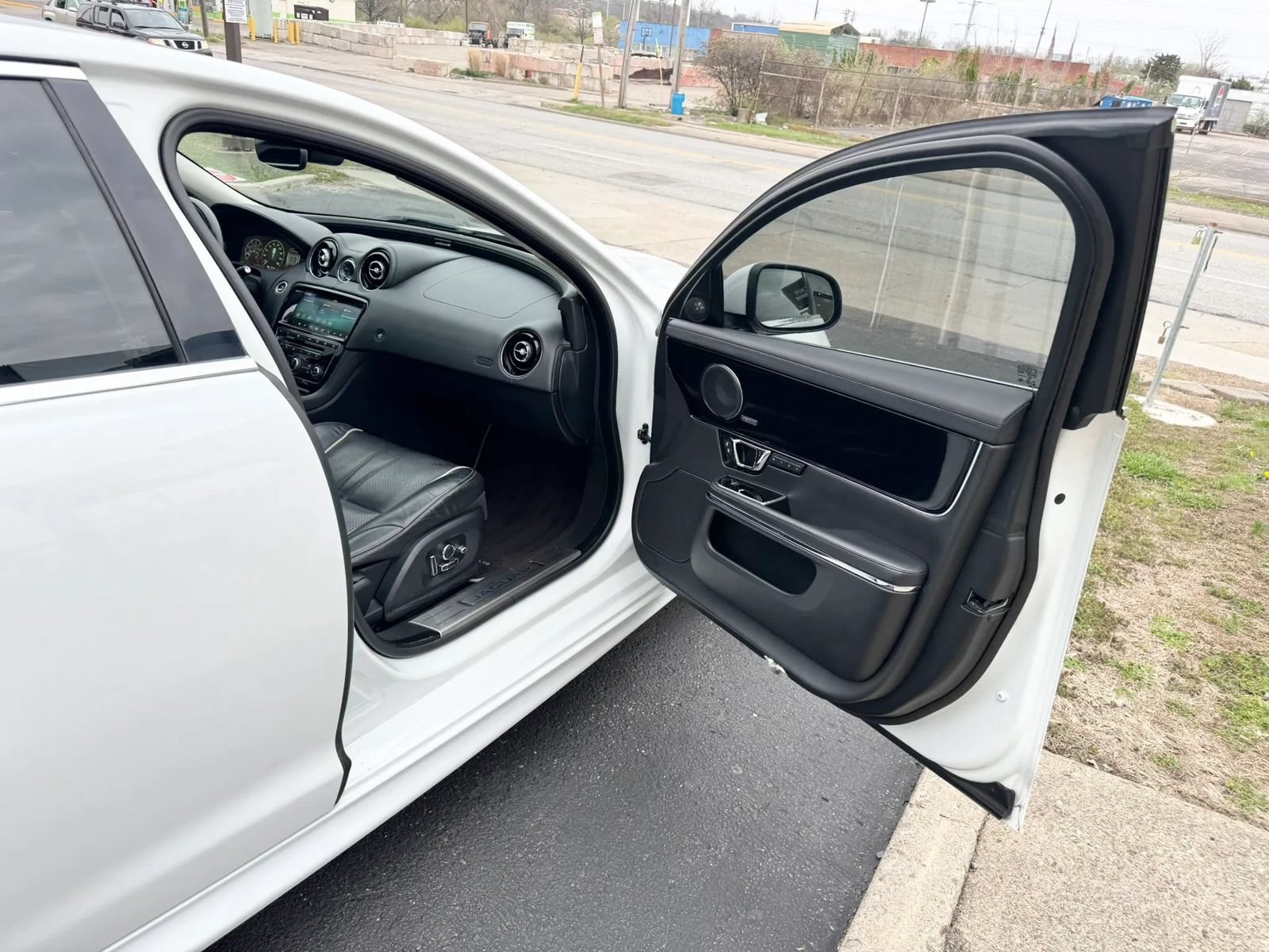 Used 2019 Jaguar XJ R-Sport RWD image 20