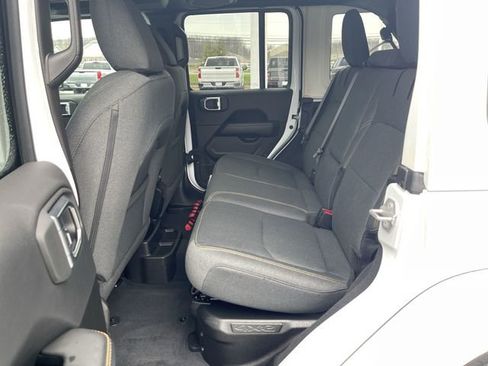 Used 2025 Jeep Wrangler Unlimited Sahara image 25