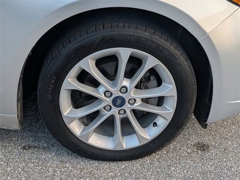 Used 2019 Ford Fusion SE image 18